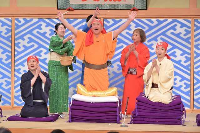 約７年ぶりに座布団を１０枚獲得した林家たい平（中央）（Ｃ）日本テレビ