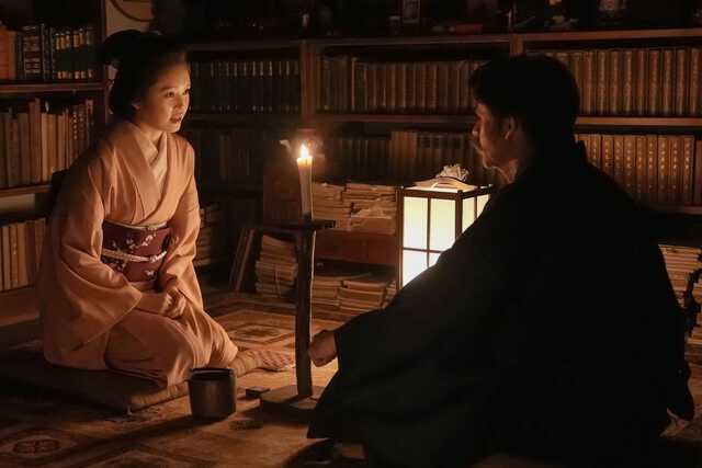 松野トキ（高石あかり）とレフカダ・ヘブン（トミー・バストウ）