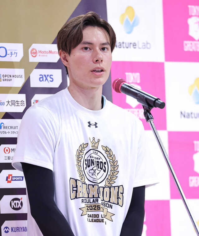 試合後、インタビューに答えるサントリー・高橋藍（カメラ・竜田　卓）