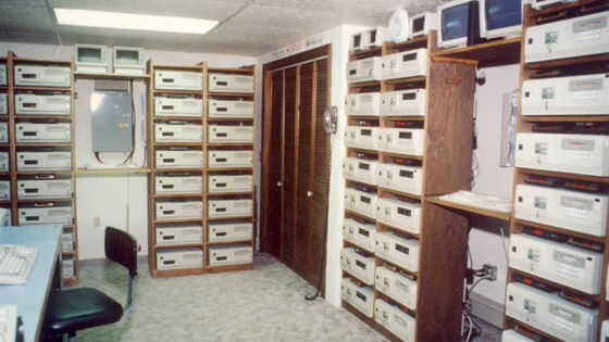 インターネット以前の巨大ネットワーク「BBS」はこんな機械で動いていた - 画像