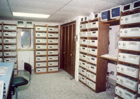 インターネット以前の巨大ネットワーク「BBS」はこんな機械で動いていた - 画像