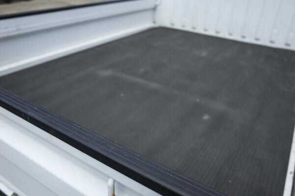 トラックの荷台(画像:写真AC)