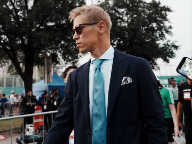 サッカー元日本代表の本田圭佑さんは6月21日、自身のInstagramを更新。サッカーワールドカップの日本対チュニジア戦の会場に到着した姿を披露し、反響を呼んでいます。（サムネイル画像出典：本田圭佑さん公式Instagramより）