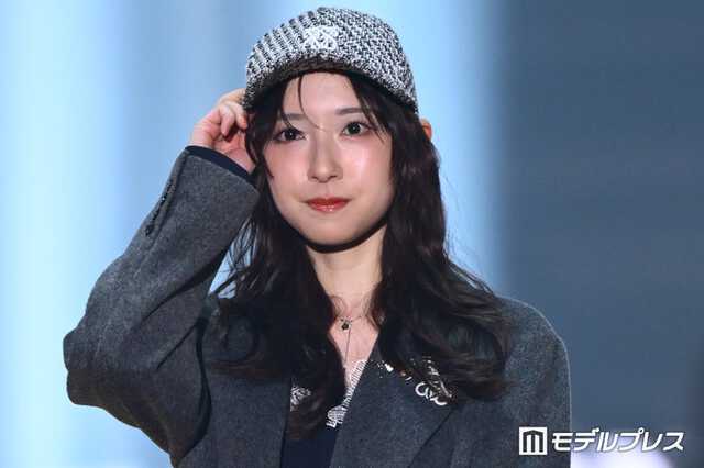 日向坂46金村美玖、キャップ×ウェーブヘア ジャケット使った秋コーデ