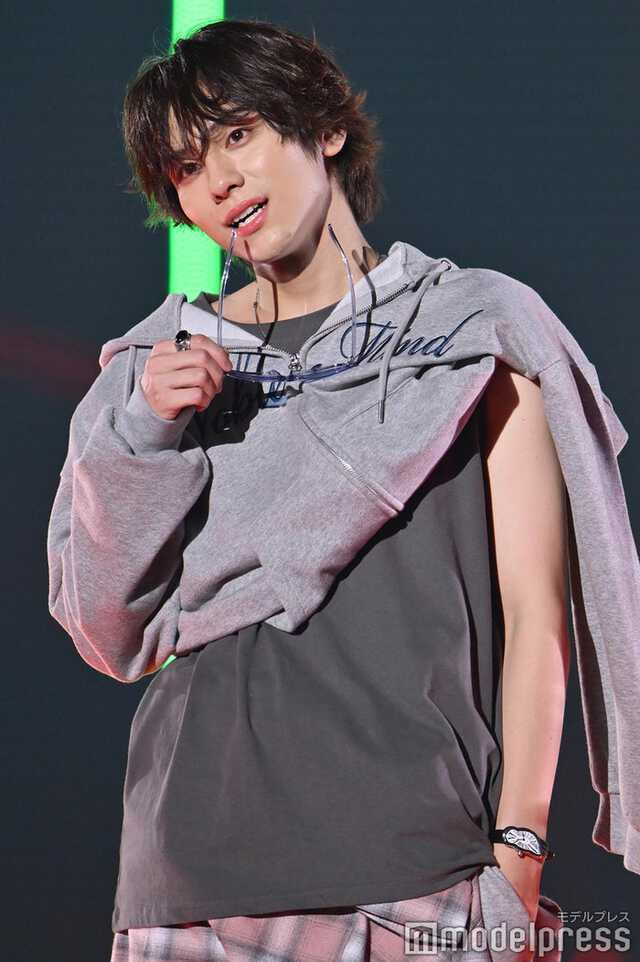 山下幸輝、袖を通さないパーカー斬新着こなし披露 逞しい腕