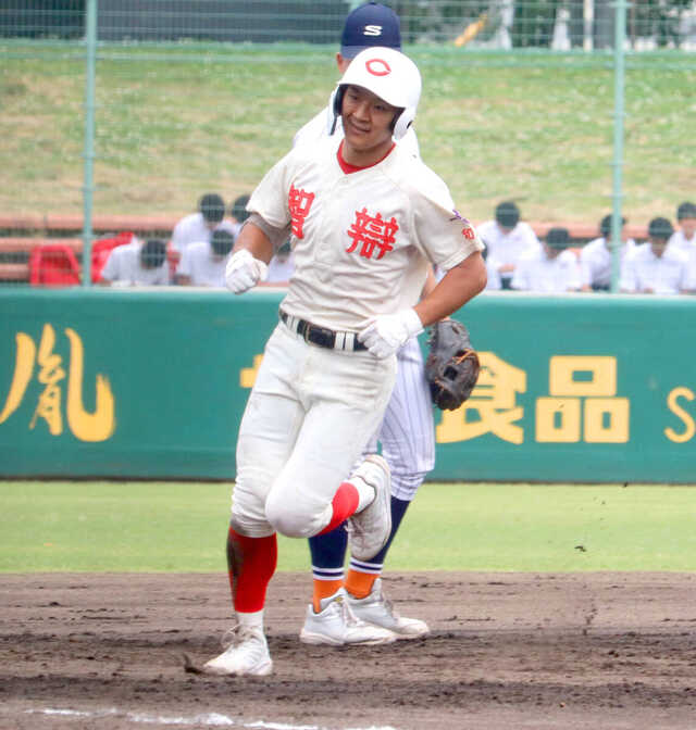 ３回先頭、右越えソロを放ち、ダイヤモンドを一周する智弁和歌山・長友