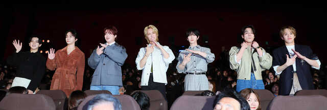 イベントに登場したTravis　Japanの（左から）宮近海斗、中村海人、吉澤閑也、川島如恵留、七五三掛龍也、松田元太、松倉海斗（カメラ・頓所　美代子）