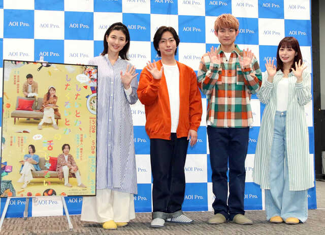 フォトセッションで手を振る(左から)橋本マナミ、河合郁人、松崎祐介、宇垣美里