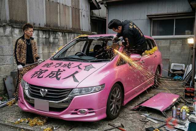 自分で屋根を切るのは…駄目です（画像は編集部がGeminiで作成したもの）