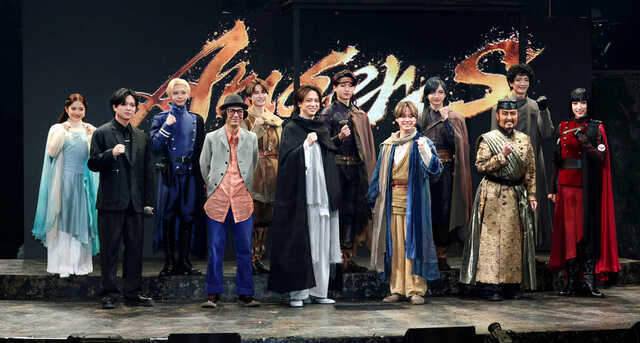 舞台への意気込みを語った（前列左から）加藤シゲアキ、演出の河原雅彦氏、寺西拓人、大橋和也、市川右團次、真風涼帆、（後列左から）山﨑玲奈、松尾龍、嶋﨑斗亜、猪狩蒼弥、川﨑皇輝、渡部豪太　（カメラ・堺　恒志）