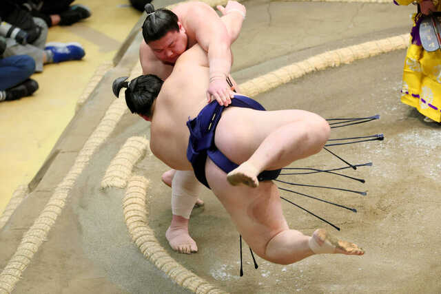 義ノ富士（左）が豪快な上手投げで大の里を破る（カメラ・橋口　真）