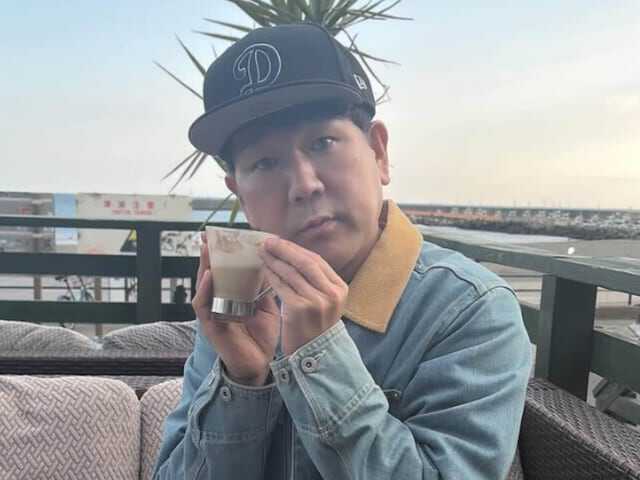 お笑いコンビ・FUJIWARAの藤本敏史さんは3月23日、自身のInstagramを更新。長女撮影のプライベートショットを公開し、ファンから反響が集まっています。（サムネイル画像出典：藤本敏史さん公式Instagramより）