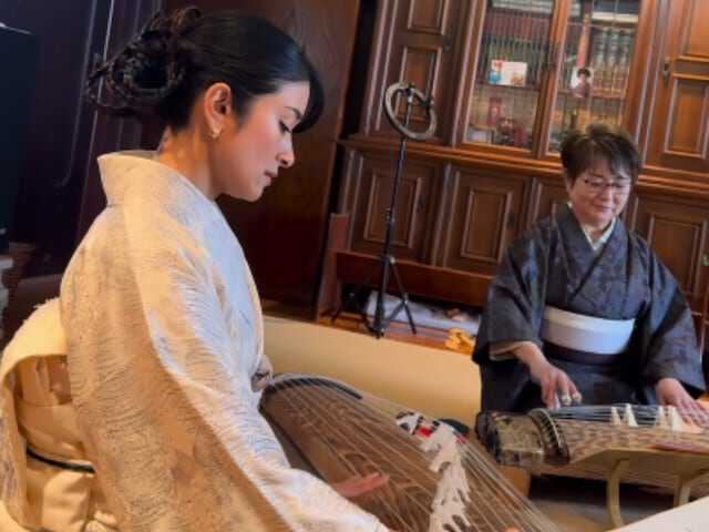 タレントのローラさんは2月16日、自身のInstagramを更新。着物で琴を弾く美しい姿を披露しました。（サムネイル画像出典：ローラさん公式Instagramより）