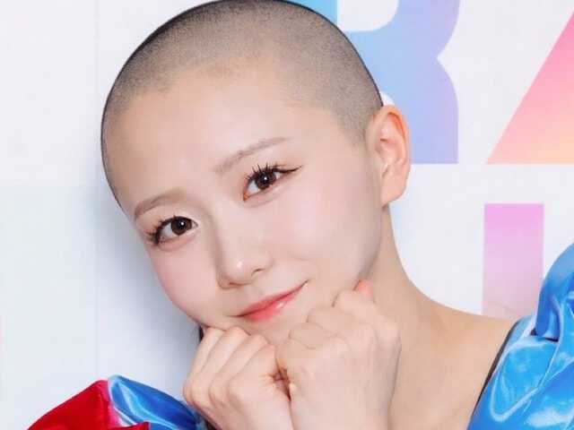 FRUITS ZIPPERの仲川瑠夏さんは3月31日、自身のXを更新。FRUITS ZIPPERの仲川瑠夏さんが、丸刈り姿の写真を公開し話題を呼んでいます。（サムネイル画像出典：仲川瑠夏さん公式Xより）