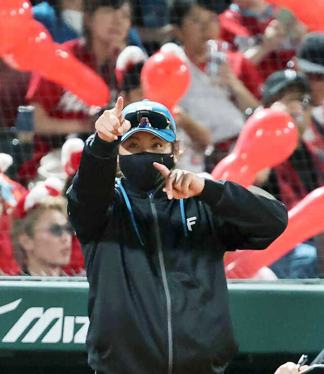 ７回、新庄剛志監督が選手交代を告げる（カメラ・馬場　秀則）