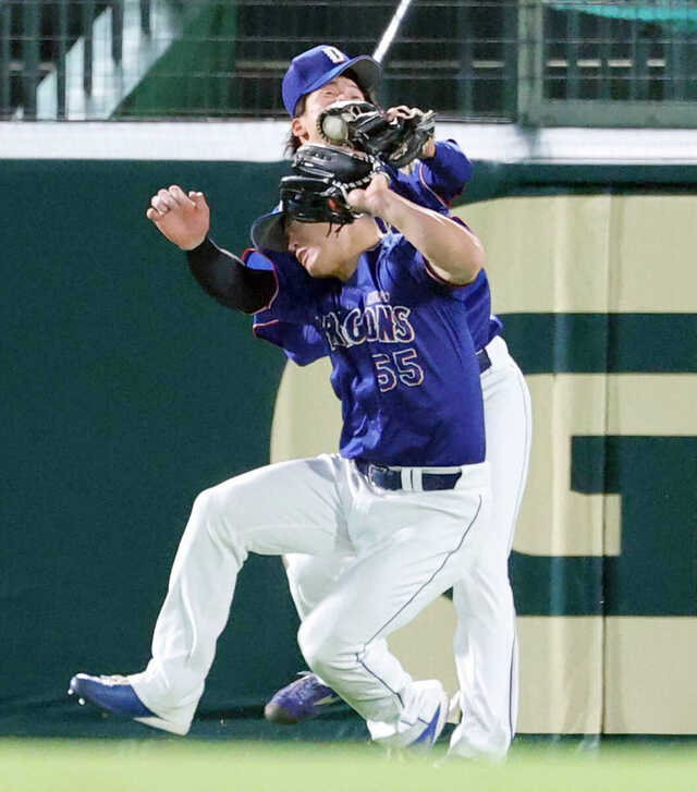 ６回無死で佐藤輝明の中堅への打球を中堅手・花田旭（右）と左翼手・細川成也が交錯して落球し、三塁打となる（カメラ・豊田　秀一）