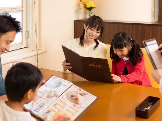 日々の生活の中で、つい増えがちな食費。今回は外食の回数を見直し、その分を自炊に回した場合、どれくらい節約できるかシミュレーションしてみます。※サムネイル画像：PIXTA