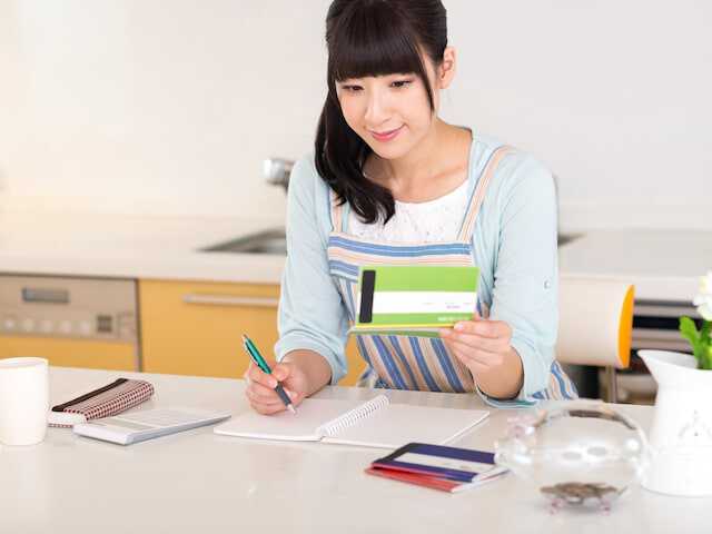 今やドラッグストアは、薬を購入する場所というだけではなく、食品や日用品も購入できる便利な店舗へと進化しています。スーパーのように日常的に利用している人も多いのではないでしょうか。では、老後破産を防ぐためには、ドラッグストアをどのように活用すればよいのでしょうか。元銀行員の筆者と共に考えてみましょう。※サムネイル画像：PIXTA