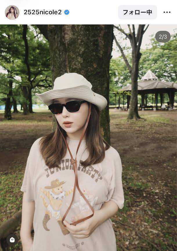 第1子出産の藤田ニコル、ベビーカーを押して散歩する親子ショット