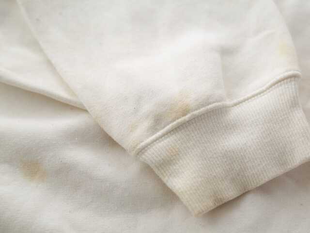 花粉シミがついた衣類はそのまま洗濯機で洗っても大丈夫なのか、気になる人も多いですよね。本記事では、衣類を守るための正しい花粉除去法や、シミができたときの対処法を解説します。※画像:PIXTA