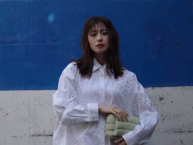 モデルで俳優の朝比奈彩さんは4月21日、自身のInstagramを更新。美脚が際立つコーディネートを披露し、反響を呼んでいます。（サムネイル画像出典：朝比奈彩さん公式Instagramより）