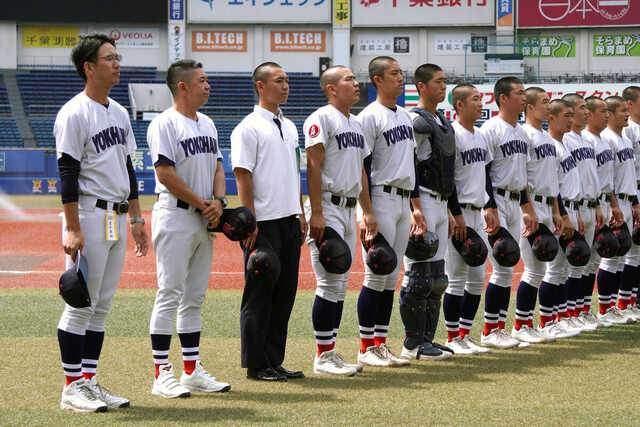 応援席にあいさつする横浜ナイン（カメラ・加藤　弘士）