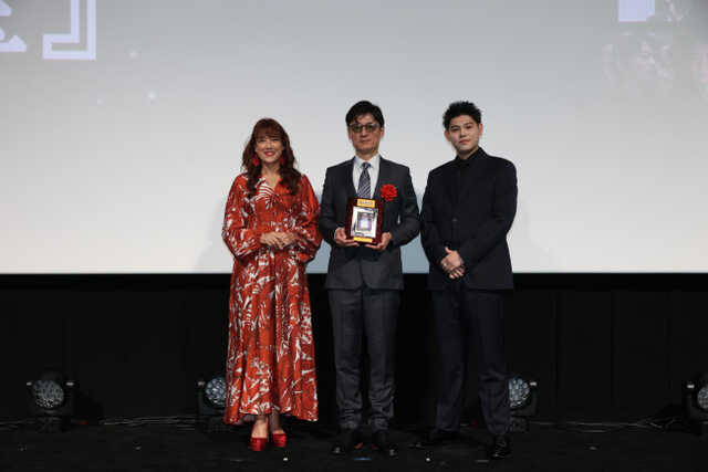（左から）LiLiCo、李相日監督、LEO