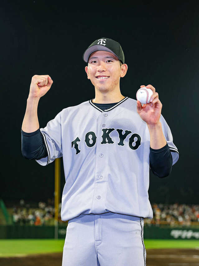 勝利し、笑顔の戸郷翔征(カメラ・小林 泰斗)