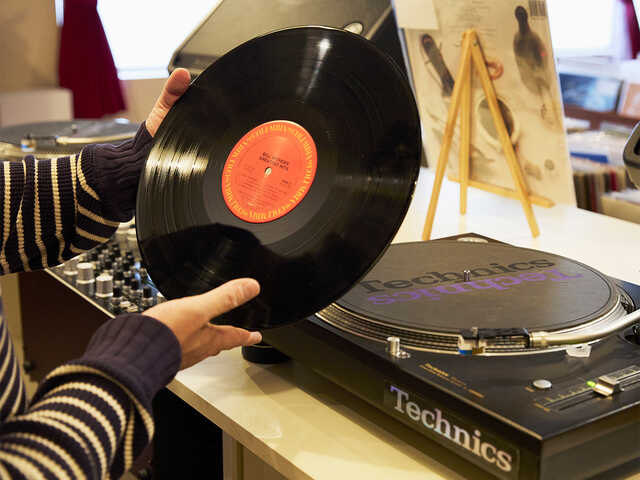 ぼくらの“カコ”に逆回転。懐かしくも新しい「レコード」と「カセット