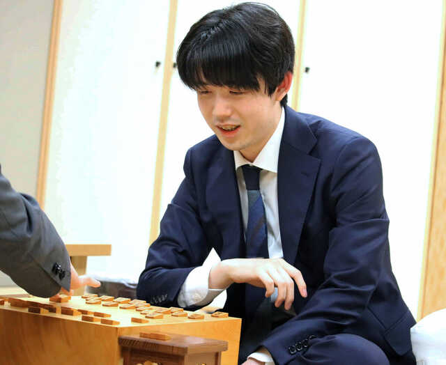 挑戦者決定トーナメント１回戦に勝利し、笑顔で感想戦に臨む藤井聡太六冠