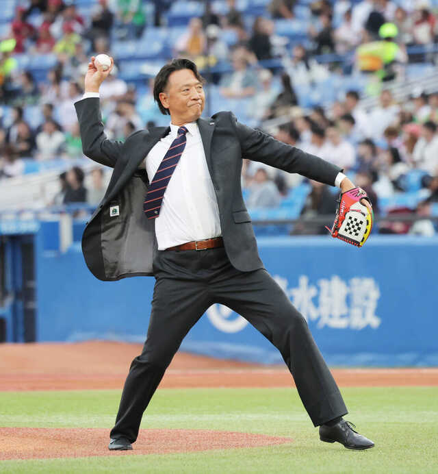 ヤクルト】伊藤智仁2軍チーフ投手コーチがスーツでセレモニアルピッチ