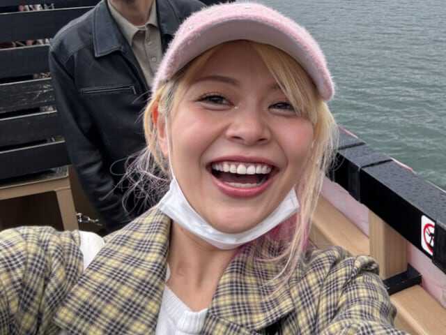 お笑いコンビ・エルフの荒川さんは4月1日、自身のXを更新。男性芸人とプライベート旅行をしたことを報告しました。（サムネイル画像出典：エルフ荒川さん公式Xより）