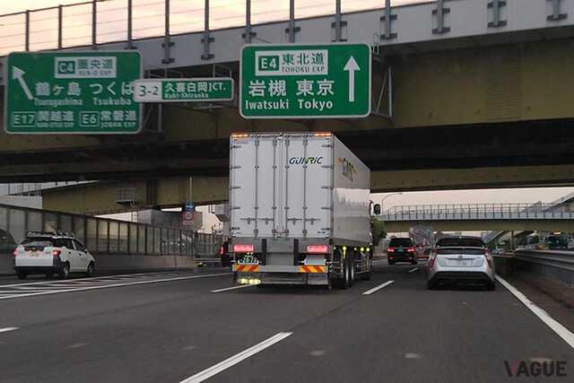 日本は戦前から自動車は左側通行。写真は東北自動車道