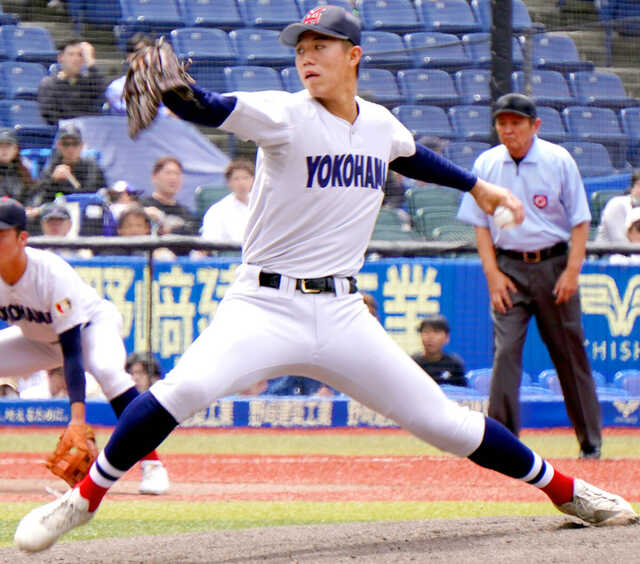 山梨学院戦で先発し、力投する横浜・小林鉄三郎投手（カメラ・加藤弘士）