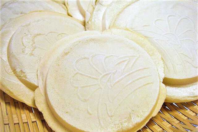 せんべい汁に使われる南部煎餅(青森県 八戸市)