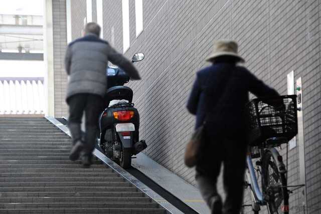 コンベアベルトを使うことで重いバイクも軽々登ることができる。事故リスク回避のため自走で下るが登ることは禁止(撮影=中島みなみ)