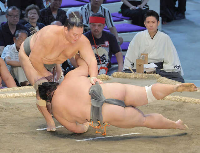 五島を上手出し投げで下した朝乃山（カメラ・朝田　秀司）