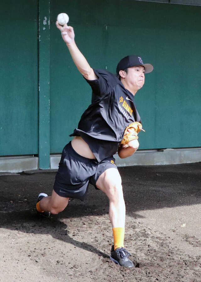 沖縄・宮古島自主トレでブルペンに入り、フォークを投げる巨人・田中瑛斗（カメラ・南部　俊太）