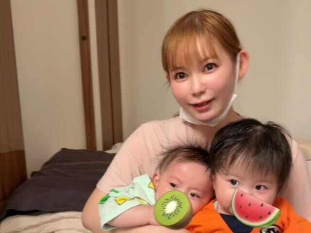 タレントの中川翔子さんは6月12日、自身のInstagramを更新。双子の息子たちを両手に抱える親子ショットを披露し、反響を呼んでいます。（サムネイル画像出典：中川翔子さん公式Instagramより）