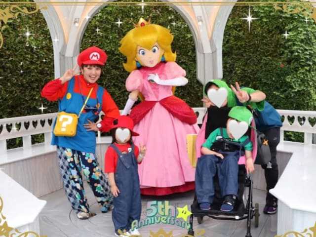 タレントの柳原可奈子さんは5月5日、自身のInstagramを更新。ユニバーサル・スタジオ・ジャパン（USJ）での家族ショットを披露し、反響を呼んでいます。（サムネイル画像出典：柳原可奈子さん公式Instagramより）