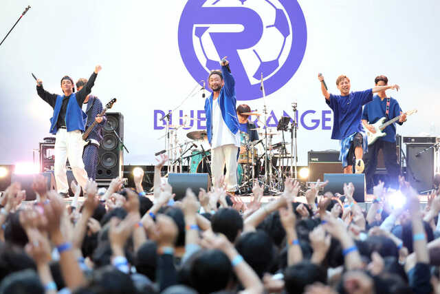 ゲリラライブを行ったBLUEGE RANGEことORANGE RANGE (カメラ・小泉 洋樹)
