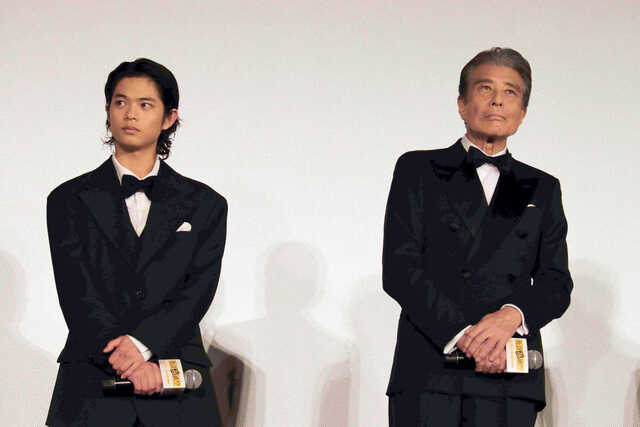 舞台あいさつに出席した黒川想矢（左）、主演の舘ひろし