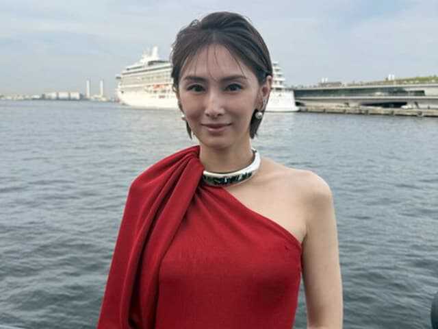 俳優の北川景子さんは5月2日、自身のXを更新。圧巻スタイルが際立つ赤いドレス姿を披露し、反響を呼んでいます。（サムネイル画像出典：北川景子さん公式Xより）