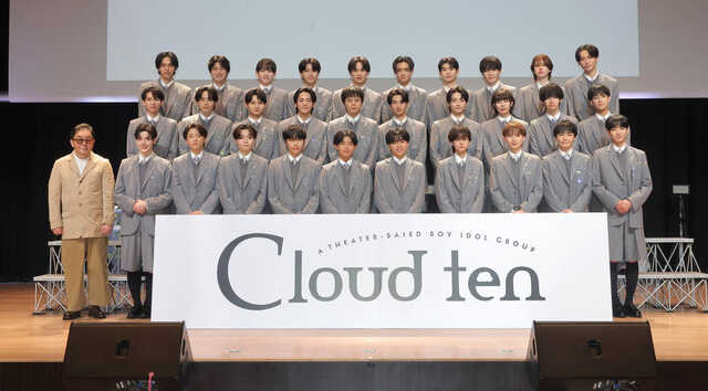 お披露目されたCloud  ten（前列左端は秋元康氏）