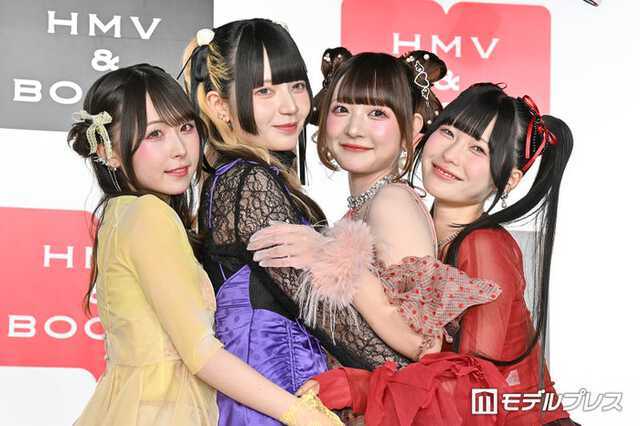 （左から）島村嬉唄、環やね、チバゆな、逃げ水あむ／きゅるりんってしてみて（C）モデルプレス
