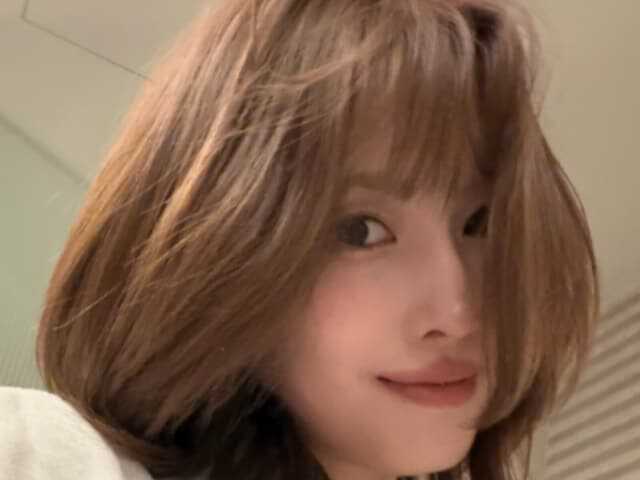 韓国の9人組ガールズグループ・TWICEのモモさんは5月17日、自身のInstagramを更新。バスローブを着た姿を披露しました。(サムネイル画像出典:モモさん公式Instagramより)