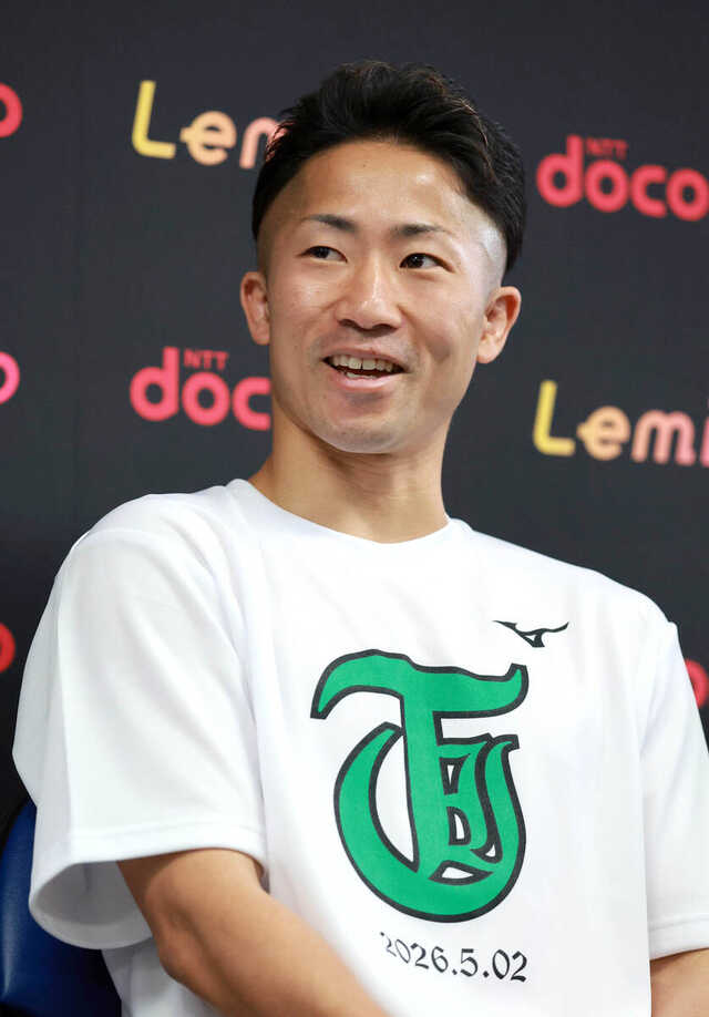 会見でリラックスした表情を見せる井上拓真（カメラ・堺　恒志）