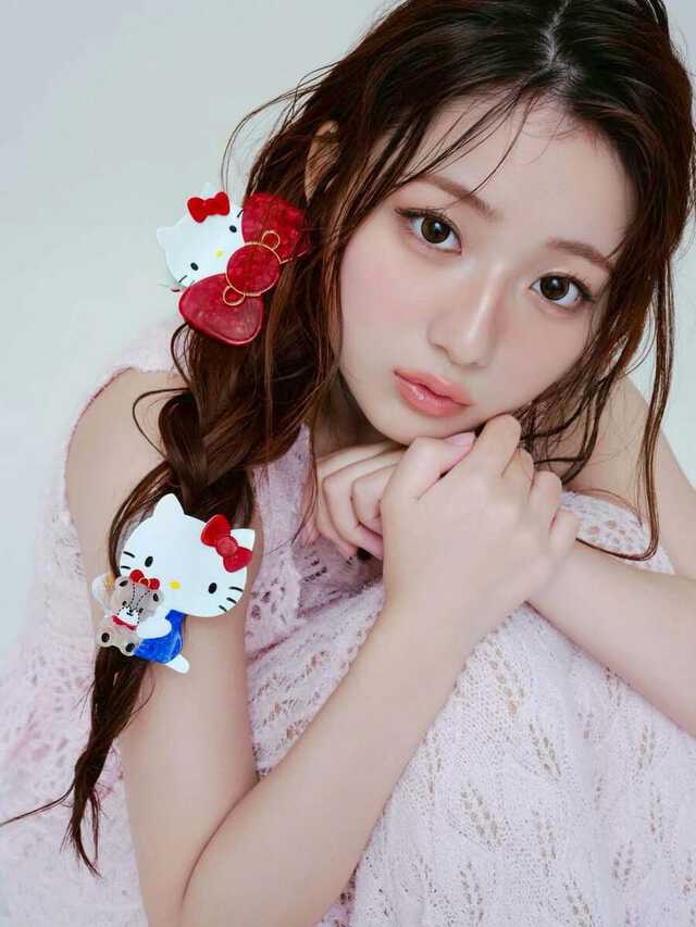 辻希美・長女 】ハローキティのグッズに囲まれアンニュイスマイル