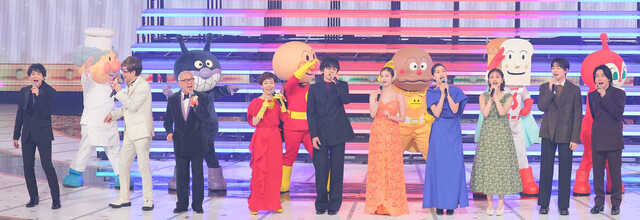 朝ドラ「あんぱん」スペシャルパフォーマンスを披露する出演者とアンパンマンのキャラクター（カメラ・小泉　洋樹）