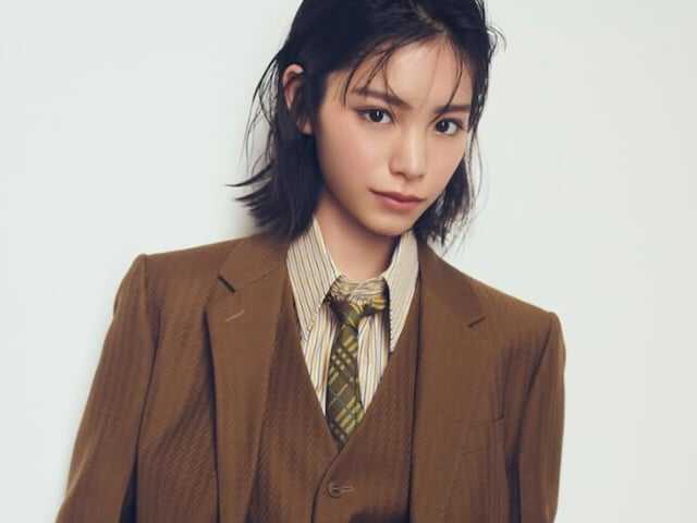 俳優の當真あみさんは3月26日、自身のInstagramを更新。ファッション誌『25ans』(ハースト婦人画報社)の写真を公開し、スタイリッシュなスーツ姿が話題を集めています。(サムネイル画像出典:當真あみさん公式Instagramより)